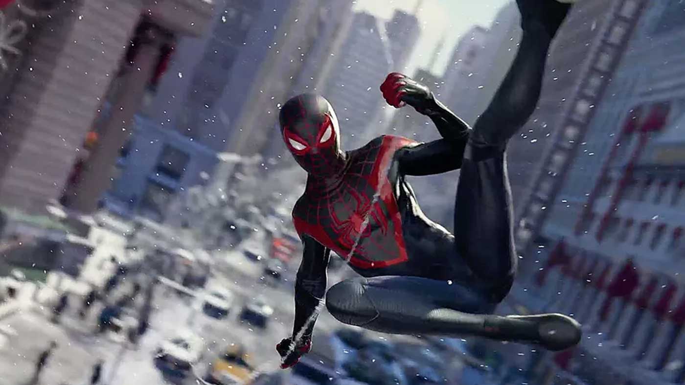 Miles Morales sebagai Spiderman bergelantungan di tengah kota dalam game